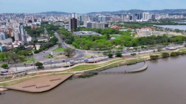 Rio Grande Do Sul Brezilya 'daki Porto Alegre' de Guaiba Sınırı. Şehir merkezinde. Umumi Idyllic Bölgesi. Güzel Riverside. Rio Grande Do Sul Brezilya 'daki Porto Alegre' de Guaiba Sınırı.