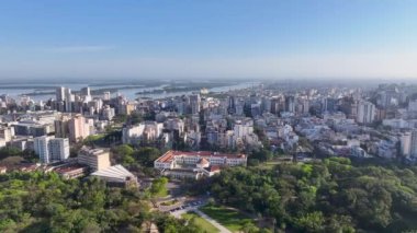 Porto Alegre Skyline Rio Grande Do Sul Brezilya 'daki Porto Alegre' de. Highrise Binaları. Şehir manzarası manzarası. Güzel güneşli bir gün. Porto Alegre Skyline Rio Grande Do Sul Brezilya 'daki Porto Alegre' de.