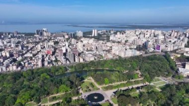 Porto Alegre Skyline Rio Grande Do Sul Brezilya 'daki Porto Alegre' de. Highrise Binaları. Şehir manzarası manzarası. Güzel Doğa Parkı. Porto Alegre Skyline Rio Grande Do Sul Brezilya 'daki Porto Alegre' de.
