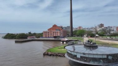 Rio Grande Do Sul Brezilya 'daki Porto Alegre Panoramik Bakış açısı. Şehir merkezinde. 360 Derece Restoran. Güzel Guaiba Sınırı. Rio Grande Do Sul Brezilya 'daki Porto Alegre Panoramik Bakış Alanı.