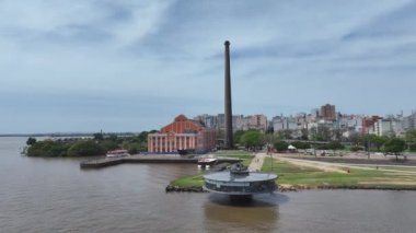 Rio Grande Do Sul Brezilya 'daki Porto Alegre' de 360 Bakış açısı. Şehir merkezinde. 360 Derece Restoran. Güzel Guaiba Sınırı. Rio Grande Do Sul Brezilya 'daki Porto Alegre' de 360 Bakış açısı.