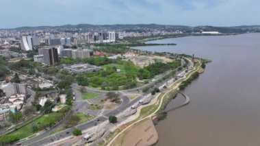 Rio Grande Do Sul Brezilya 'daki Porto Alegre' de Guaiba Sınırı. Şehir merkezinde. Umumi Idyllic Bölgesi. Güzel Riverside. Rio Grande Do Sul Brezilya 'daki Porto Alegre' de Guaiba Sınırı.