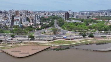 Rio Grande Do Sul Brezilya 'daki Porto Alegre' de Guaiba Sınırı. Highrise Binaları. Şehir manzarası manzarası. Eğlence Bölgesi. Rio Grande Do Sul Brezilya 'daki Porto Alegre' de Guaiba Sınırı.