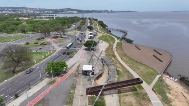 Rio Grande Do Sul Brezilya 'daki Porto Alegre' de Guaiba Sınırı. Highrise Binaları. Şehir manzarası manzarası. Eğlence Bölgesi. Rio Grande Do Sul Brezilya 'daki Porto Alegre' de Guaiba Sınırı.