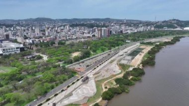 Rio Grande Do Sul Brezilya 'daki Porto Alegre' de Guaiba Sınırı. Highrise Binaları. Şehir manzarası manzarası. Eğlence Bölgesi. Rio Grande Do Sul Brezilya 'daki Porto Alegre' de Guaiba Sınırı.