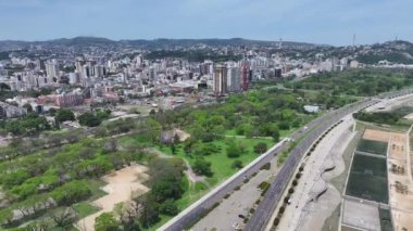 Rio Grande Do Sul Brezilya 'daki Porto Alegre' de Guaiba Sınırı. Şehir merkezinde. Umumi Idyllic Bölgesi. Güzel Riverside. Rio Grande Do Sul Brezilya 'daki Porto Alegre' de Guaiba Sınırı.