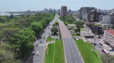 Rio Grande Do Sul Brezilya 'daki Porto Alegre Şehir Trafiği. Highrise Binaları. Şehir manzarası manzarası. Güzel güneşli bir gün. Rio Grande Do Sul Brezilya 'daki Porto Alegre Şehir Trafiği.