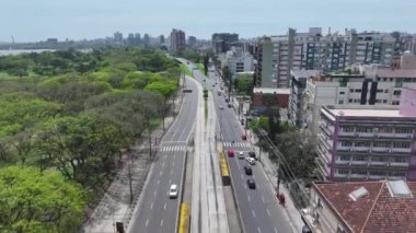 Rio Grande Do Sul Brezilya 'daki Porto Alegre' de trafik bulvarı. Şehir merkezinde. Highrise Binaları. Güzel şehir Skyline. Rio Grande Do Sul Brezilya 'da Porto Alegre' de Trafik Bulvarı.