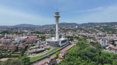 Rio Grande Do Sul Brezilya 'daki Porto Alegre' deki Viewpoint Kulesi. Mobil Kule. Şehir manzarası manzarası. Güzel anten. Rio Grande Do Sul Brezilya 'daki Porto Alegre' deki Bakış Alanı Kulesi.