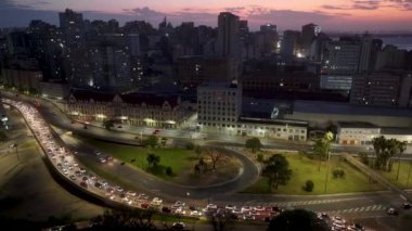 Porto Alegre Skyline Rio Grande Do Sul Brezilya 'daki Porto Alegre' de. Gün batımı manzarası. Şehir merkezinde. Trafik Bulvarı. Porto Alegre Skyline Rio Grande Do Sul Brezilya 'daki Porto Alegre' de.