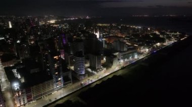 Porto Alegre Brezilya. Rio Grande Do Sul Brezilya 'daki Porto Alegre' de Gece Şehir. Trafik Bulvarı. Şehir merkezinde. Gece manzarası. Rio Grande Do Sul Brezilya 'daki Porto Alegre' de Gece Şehir.