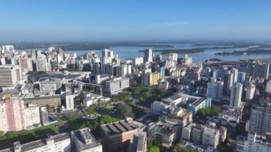 Porto Alegre Skyline Rio Grande Do Sul Brezilya 'daki Porto Alegre' de. Highrise Binaları. Şehir manzarası manzarası. Güzel güneşli bir gün. Porto Alegre Skyline Rio Grande Do Sul Brezilya 'daki Porto Alegre' de.