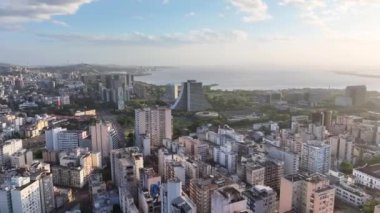 Rio Grande Do Sul Brezilya 'daki Porto Alegre' de Sunset Skyline. Günbatımı Şehri. Şehir merkezinde. Highrise Binaları Sahnesi. Rio Grande Do Sul Brezilya 'daki Porto Alegre' de Sunset Skyline. Tarihi Binalar.