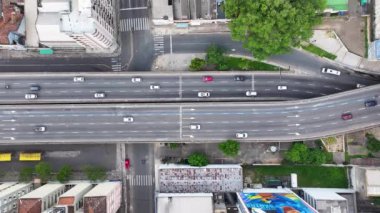 Rio Grande Do Sul Brezilya 'daki Porto Alegre' de trafik şehri. Şehir Manzarası. Şehir merkezinde. Şehir manzarası sahnesi. Rio Grande Do Sul Brezilya 'daki Porto Alegre' de trafik şehri. Tarihi Köprü.