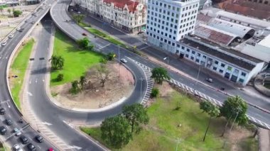 Porto Alegre Brezilya. Rio Grande Do Sul Brezilya 'daki Porto Alegre' de şehir merkezinde. Şehir merkezinde trafik vardı. Tarihi Binalar. Highway Yolu. Şehir merkezindeki Porto Alegre Rio Grande Do Sul Brezilya.