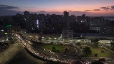 Porto Alegre Skyline Rio Grande Do Sul Brezilya 'daki Porto Alegre' de. Gün batımı manzarası. Şehir merkezinde. Trafik Bulvarı. Porto Alegre Skyline Rio Grande Do Sul Brezilya 'daki Porto Alegre' de.