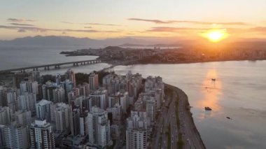 Santa Catarina Brezilya 'daki Florianopolis' te Sunset City. Günbatımı Şehri. Şehir merkezinde trafik vardı. Highrise Binaları Peyzajı. Santa Catarina Brezilya 'daki Florianopolis' te Sunset City. Turizm Tarihi Yer.