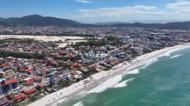 Santa Catarina Brezilya 'daki Florianopolis' te Ingleses Plajı. Sahil Skyline. Doğa manzarası. Yaz Gezisi. Santa Catarina Brezilya 'daki Florianopolis' te Ingleses Plajı. Tropikal Manzara.
