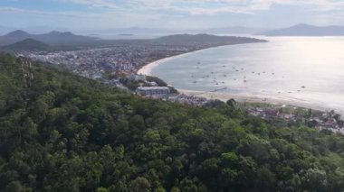 Florianopolis 'teki Forte Plajı, Santa Catarina Brezilya. Sahil Skyline. Doğa manzarası. Yaz Gezisi. Florianopolis 'teki Forte Plajı, Santa Catarina Brezilya. Tropikal Manzara.