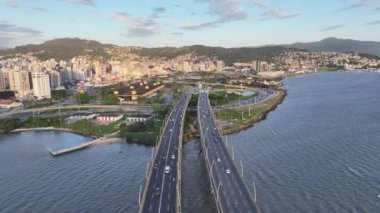 Santa Catarina Brezilya 'daki Florianopolis' te Sunset Skyline. Renkli Günbatımı. Trafik Köprüsü. Freeway Peyzaj. Santa Catarina Brezilya 'daki Florianopolis' te Sunset Skyline. Tarihi Binalar.