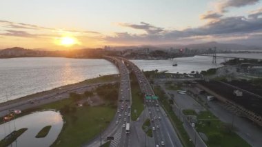 Santa Catarina Brezilya 'daki Florianopolis' te Sunset City. Renkli Günbatımı. Trafik Köprüsü. Freeway Peyzaj. Santa Catarina Brezilya 'daki Florianopolis' te Sunset City. Tarihi Binalar.