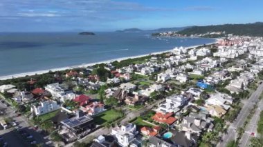 Santa Catarina Brezilya 'daki Florianopolis' te Jurere Internacional. Plaj manzarası. Doğa Deniz Burnu. Seyahat güzergahı. Santa Catarina Brezilya 'daki Florianopolis' te Jurere Internacional. Turkuaz Su.