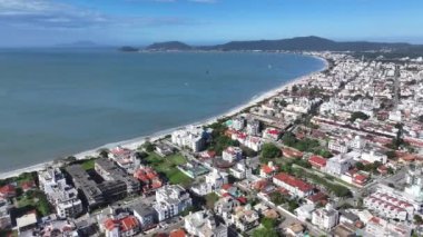 Santa Catarina Brezilya 'daki Florianopolis' te Canasvieiras Plajı. Plaj manzarası. Doğa Deniz Burnu. Seyahat güzergahı. Santa Catarina Brezilya 'daki Florianopolis' te Canasvieiras Plajı. Turkuaz Su.
