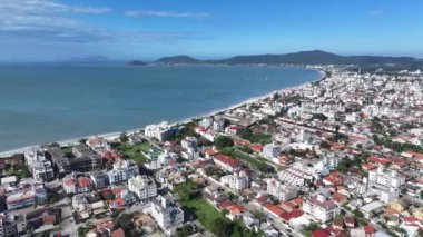 Santa Catarina Brezilya 'daki Florianopolis' te Canasvieiras Plajı. Plaj manzarası. Doğa Deniz Burnu. Seyahat güzergahı. Santa Catarina Brezilya 'daki Florianopolis' te Canasvieiras Plajı. Turkuaz Su.