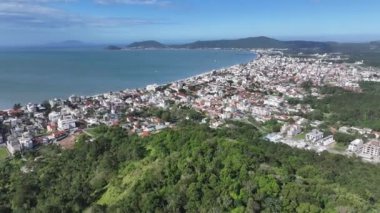 Santa Catarina Brezilya 'daki Florianopolis' te Canasvieiras Plajı. Sahil Skyline. Doğa manzarası. Yaz Gezisi. Santa Catarina Brezilya 'daki Florianopolis' te Canasvieiras Plajı. Tropikal Manzara.