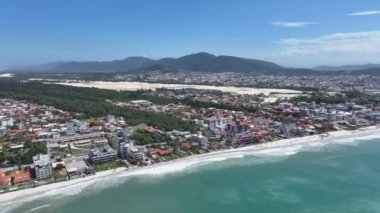 Santa Catarina Brezilya 'daki Florianopolis' te Ingleses Plajı. Sahil Skyline. Doğa manzarası. Yaz Gezisi. Santa Catarina Brezilya 'daki Florianopolis' te Ingleses Plajı. Tropikal Manzara.