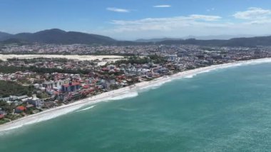 Santa Catarina Brezilya 'daki Florianopolis' te Ingleses Plajı. Plaj manzarası. Doğa Deniz Burnu. Seyahat güzergahı. Santa Catarina Brezilya 'daki Florianopolis' te Ingleses Plajı. Turkuaz Su.