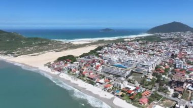 Santa Catarina Brezilya 'daki Florianopolis' te Ingleses Plajı. Plaj manzarası. Doğa Deniz Burnu. Seyahat güzergahı. Santa Catarina Brezilya 'daki Florianopolis' te Ingleses Plajı. Turkuaz Su.