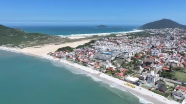 Santa Catarina Brezilya 'daki Florianopolis' te Ingleses Plajı. Plaj manzarası. Doğa Deniz Burnu. Seyahat güzergahı. Santa Catarina Brezilya 'daki Florianopolis' te Ingleses Plajı. Turkuaz Su.