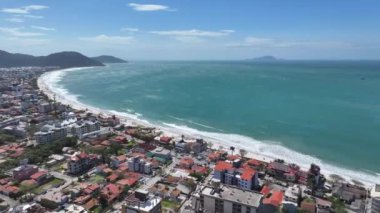 Santa Catarina Brezilya 'daki Florianopolis' te Ingleses Plajı. Sahil Skyline. Doğa manzarası. Yaz Gezisi. Santa Catarina Brezilya 'daki Florianopolis' te Ingleses Plajı. Tropikal Manzara.