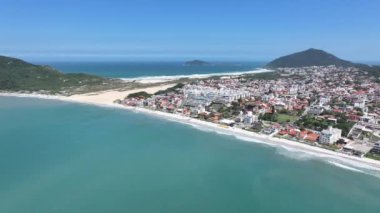Santa Catarina Brezilya 'daki Florianopolis' te Ingleses Plajı. Sahil Skyline. Doğa manzarası. Yaz Gezisi. Santa Catarina Brezilya 'daki Florianopolis' te Ingleses Plajı. Tropikal Manzara.