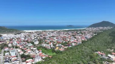 Santa Catarina Brezilya 'daki Florianopolis' te Santinho Plajı. Plaj manzarası. Doğa Deniz Burnu. Seyahat güzergahı. Santa Catarina Brezilya 'daki Florianopolis' te Santinho Plajı. Turkuaz Su.