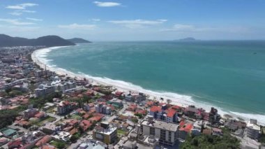 Santa Catarina Brezilya 'daki Florianopolis' te Ingleses Plajı. Plaj manzarası. Doğa Deniz Burnu. Seyahat güzergahı. Santa Catarina Brezilya 'daki Florianopolis' te Ingleses Plajı. Turkuaz Su.