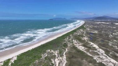 Joaquina Sahili, Florianopolis, Santa Catarina Brezilya. Plaj manzarası. Doğa Deniz Burnu. Seyahat güzergahı. Joaquina Sahili, Florianopolis, Santa Catarina Brezilya. Turkuaz Su.