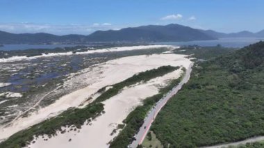 Joaquina Dune, Florianopolis, Santa Catarina Brezilya 'da. Kum tepeleri. Yağmur suyu gölleri. Plaj manzarası. Joaquina Dune, Florianopolis, Santa Catarina Brezilya 'da. Doğa Cenneti.