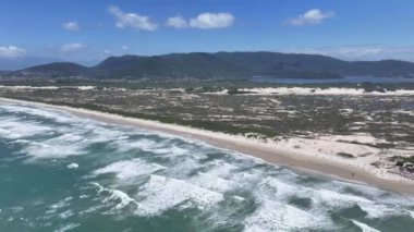 Joaquina Sahili, Florianopolis, Santa Catarina Brezilya. Plaj manzarası. Doğa Deniz Burnu. Seyahat güzergahı. Joaquina Sahili, Florianopolis, Santa Catarina Brezilya. Turkuaz Su.