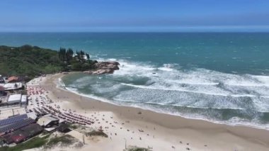 Joaquina Sahili, Florianopolis, Santa Catarina Brezilya. Plaj manzarası. Doğa Deniz Burnu. Seyahat güzergahı. Joaquina Sahili, Florianopolis, Santa Catarina Brezilya. Turkuaz Su.