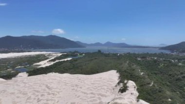 Joaquina Dune, Florianopolis, Santa Catarina Brezilya 'da. Kum tepeleri. Yağmur suyu gölleri. Plaj manzarası. Joaquina Dune, Florianopolis, Santa Catarina Brezilya 'da. Doğa Cenneti.
