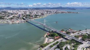 Santa Catarina Brezilya 'daki Florianopolis' teki ünlü köprü. Coastal City. Şehir merkezinde trafik vardı. Şehir peyzajı. Santa Catarina Brezilya 'daki Florianopolis' teki ünlü köprü. Köprü Simgesi.