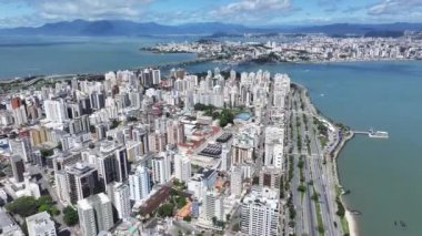 Florianopolis Skyline Santa Catarina Brezilya 'daki Florianopolis' te. Şehir Sahnesi. Şehir merkezinde trafik vardı. Şehir peyzajı. Florianopolis Skyline Santa Catarina Brezilya 'daki Florianopolis' te. Tarihi Binalar.