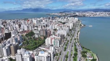 Florianopolis Skyline Santa Catarina Brezilya 'daki Florianopolis' te. Sahil şehri. Şehir merkezinde. Şehir manzarası manzarası. Florianopolis Skyline Santa Catarina Brezilya 'daki Florianopolis' te. Turizm Tarihi Yer.