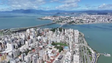 Florianopolis Skyline Santa Catarina Brezilya 'daki Florianopolis' te. Sahil şehri. Şehir merkezinde. Şehir manzarası manzarası. Florianopolis Skyline Santa Catarina Brezilya 'daki Florianopolis' te. Turizm Tarihi Yer.