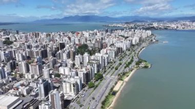 Florianopolis Skyline Santa Catarina Brezilya 'daki Florianopolis' te. Şehir Sahnesi. Şehir merkezinde trafik vardı. Şehir peyzajı. Florianopolis Skyline Santa Catarina Brezilya 'daki Florianopolis' te. Tarihi Binalar.