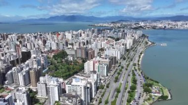 Florianopolis Skyline Santa Catarina Brezilya 'daki Florianopolis' te. Sahil şehri. Şehir merkezinde. Şehir manzarası manzarası. Florianopolis Skyline Santa Catarina Brezilya 'daki Florianopolis' te. Turizm Tarihi Yer.