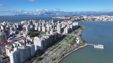 Florianopolis Skyline Santa Catarina Brezilya 'daki Florianopolis' te. Şehir Sahnesi. Şehir merkezinde trafik vardı. Şehir peyzajı. Florianopolis Skyline Santa Catarina Brezilya 'daki Florianopolis' te. Tarihi Binalar.