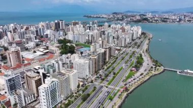 Florianopolis Skyline Santa Catarina Brezilya 'daki Florianopolis' te. Sahil şehri. Şehir merkezinde. Şehir manzarası manzarası. Florianopolis Skyline Santa Catarina Brezilya 'daki Florianopolis' te. Turizm Tarihi Yer.